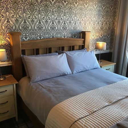 The White Hart Pub And Rooms Кранлей Екстериор снимка