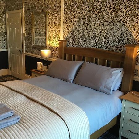The White Hart Pub And Rooms Кранлей Екстериор снимка