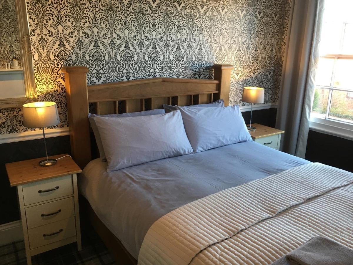 The White Hart Pub And Rooms Кранлей Екстериор снимка