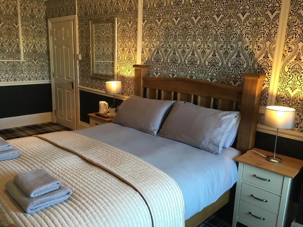 The White Hart Pub And Rooms Кранлей Екстериор снимка