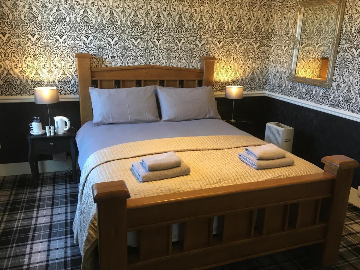 The White Hart Pub And Rooms Кранлей Екстериор снимка