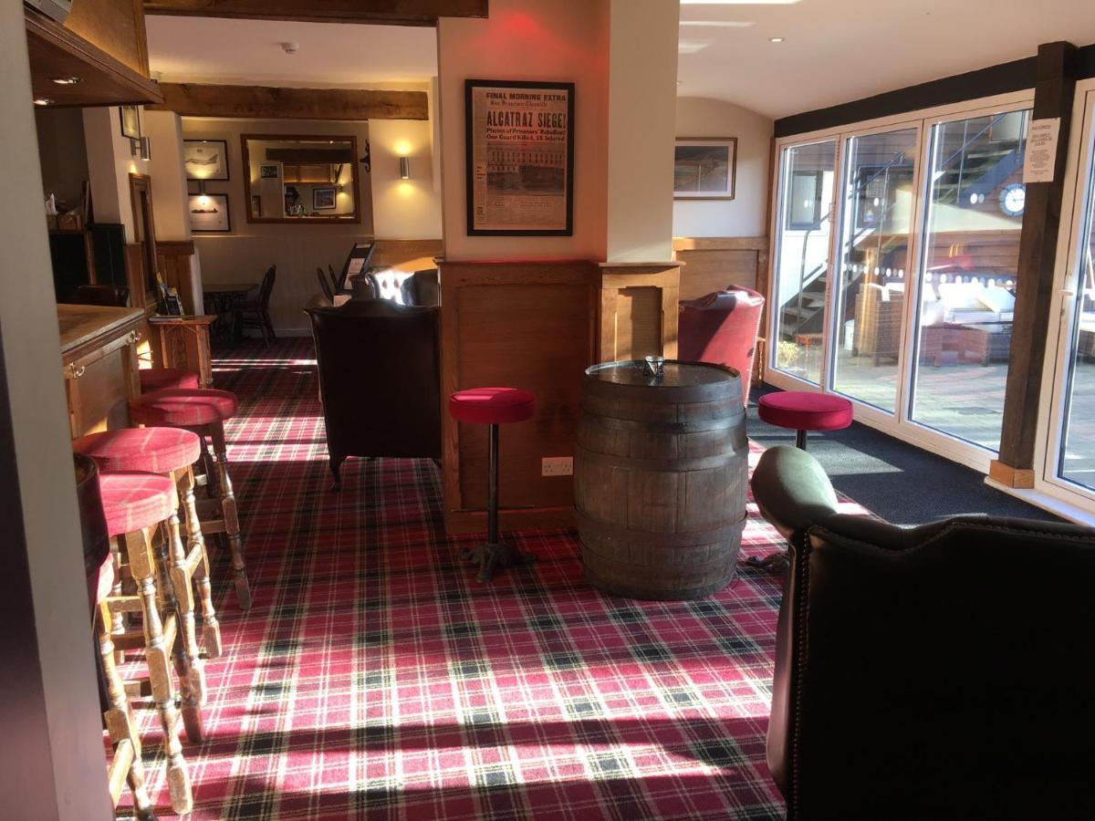 The White Hart Pub And Rooms Кранлей Екстериор снимка