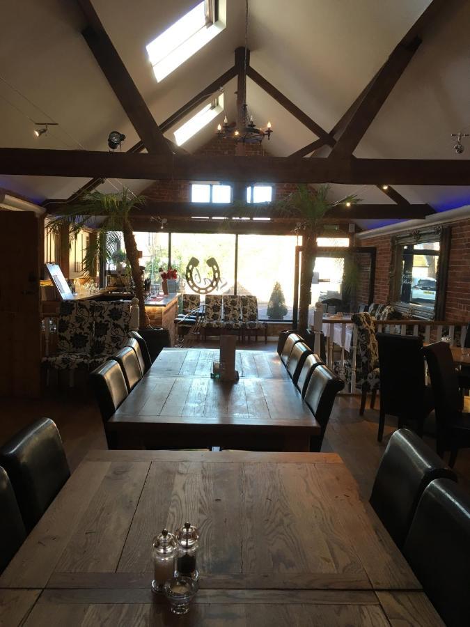 The White Hart Pub And Rooms Кранлей Екстериор снимка