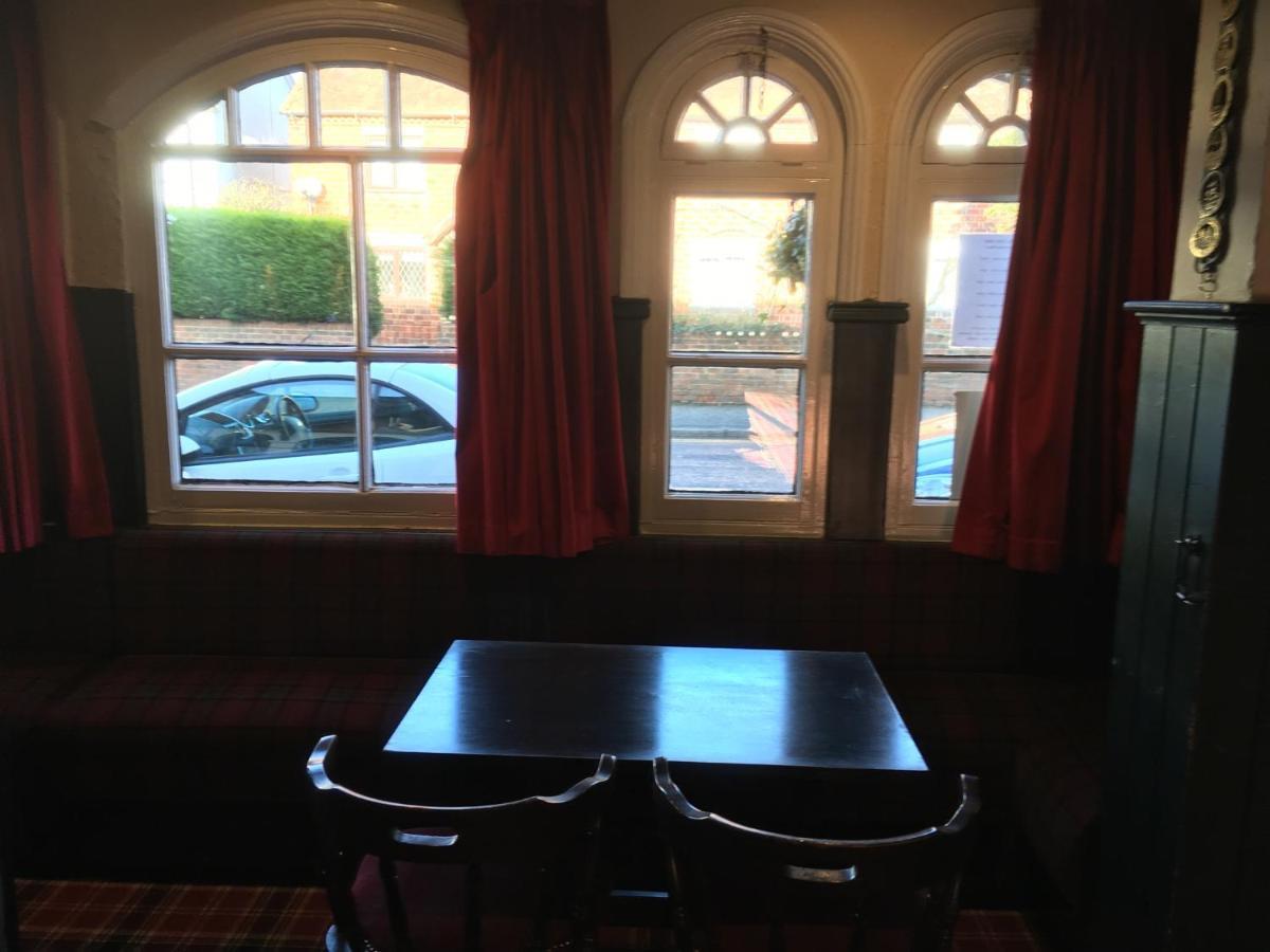 The White Hart Pub And Rooms Кранлей Екстериор снимка