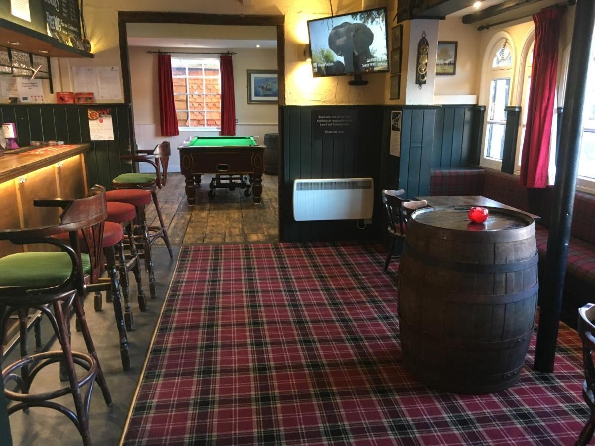 The White Hart Pub And Rooms Кранлей Екстериор снимка