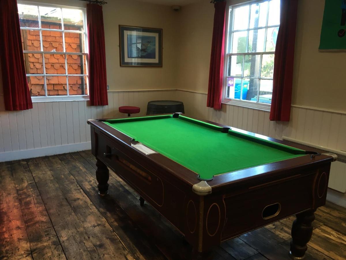 The White Hart Pub And Rooms Кранлей Екстериор снимка