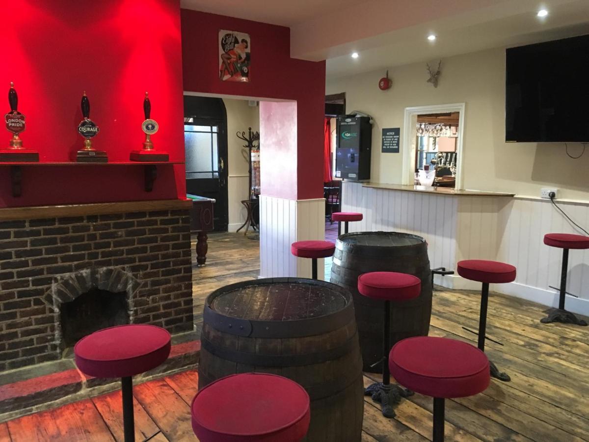 The White Hart Pub And Rooms Кранлей Екстериор снимка