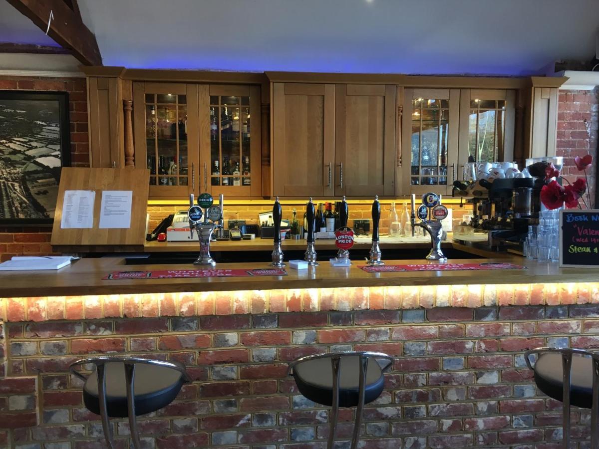 The White Hart Pub And Rooms Кранлей Екстериор снимка