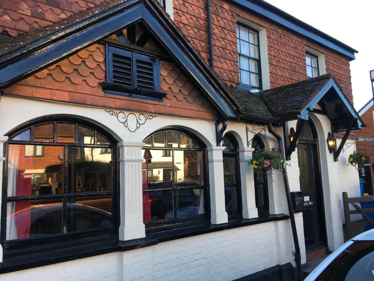 The White Hart Pub And Rooms Кранлей Екстериор снимка