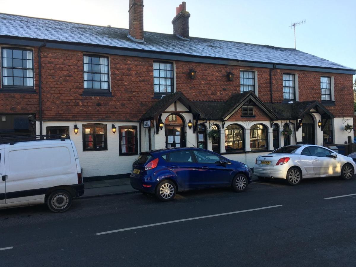 The White Hart Pub And Rooms Кранлей Екстериор снимка