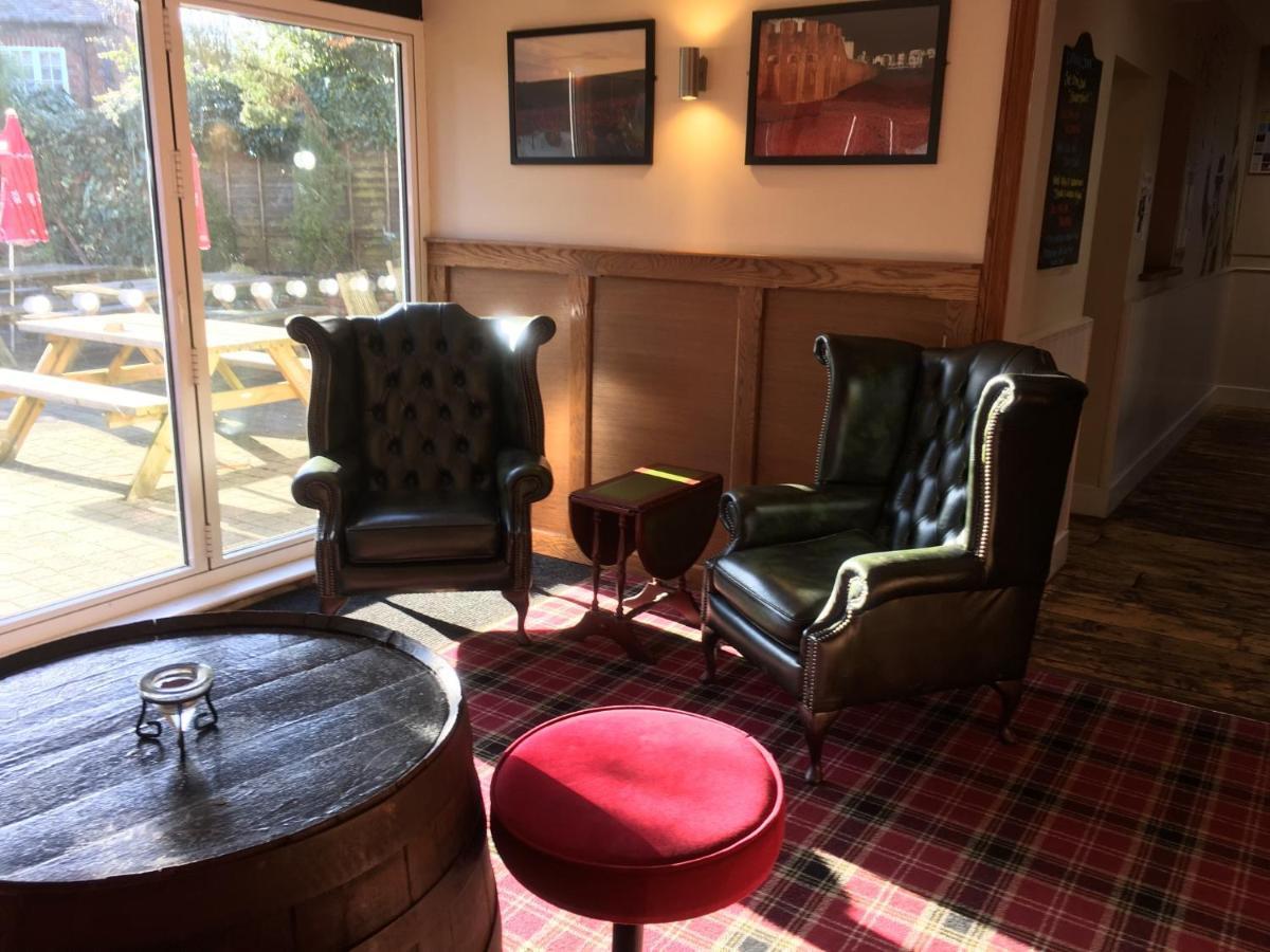 The White Hart Pub And Rooms Кранлей Екстериор снимка
