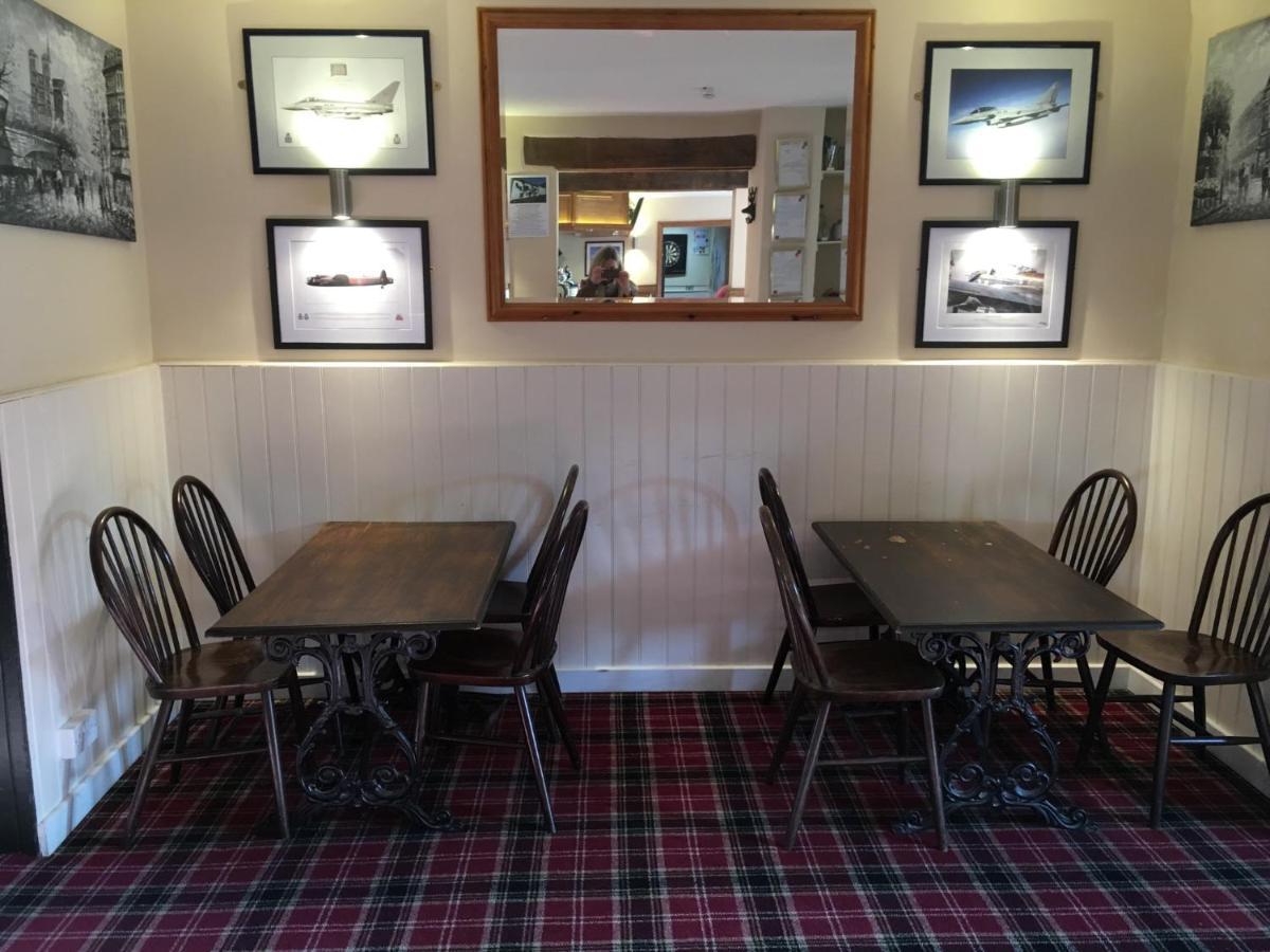 The White Hart Pub And Rooms Кранлей Екстериор снимка